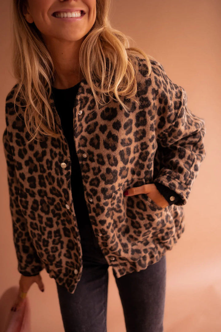 Mira Donna Bomber Leopardato Oversize – Giacca Moda con Bottoni a Pressione Trendy