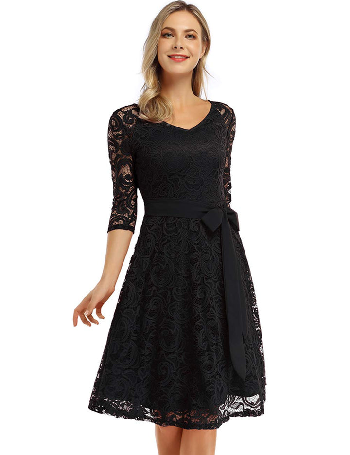 Růžové elegantní dámské šaty z krajky – výstřih do V, délka po kolena a vintage styl