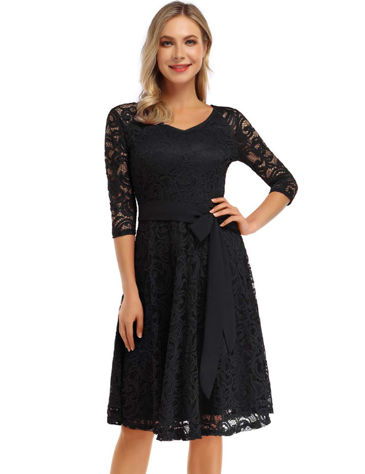 Růžové elegantní dámské šaty z krajky – výstřih do V, délka po kolena a vintage styl