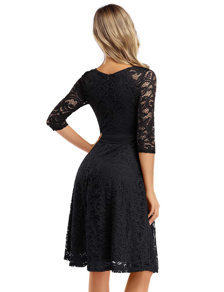 Růžové elegantní dámské šaty z krajky – výstřih do V, délka po kolena a vintage styl