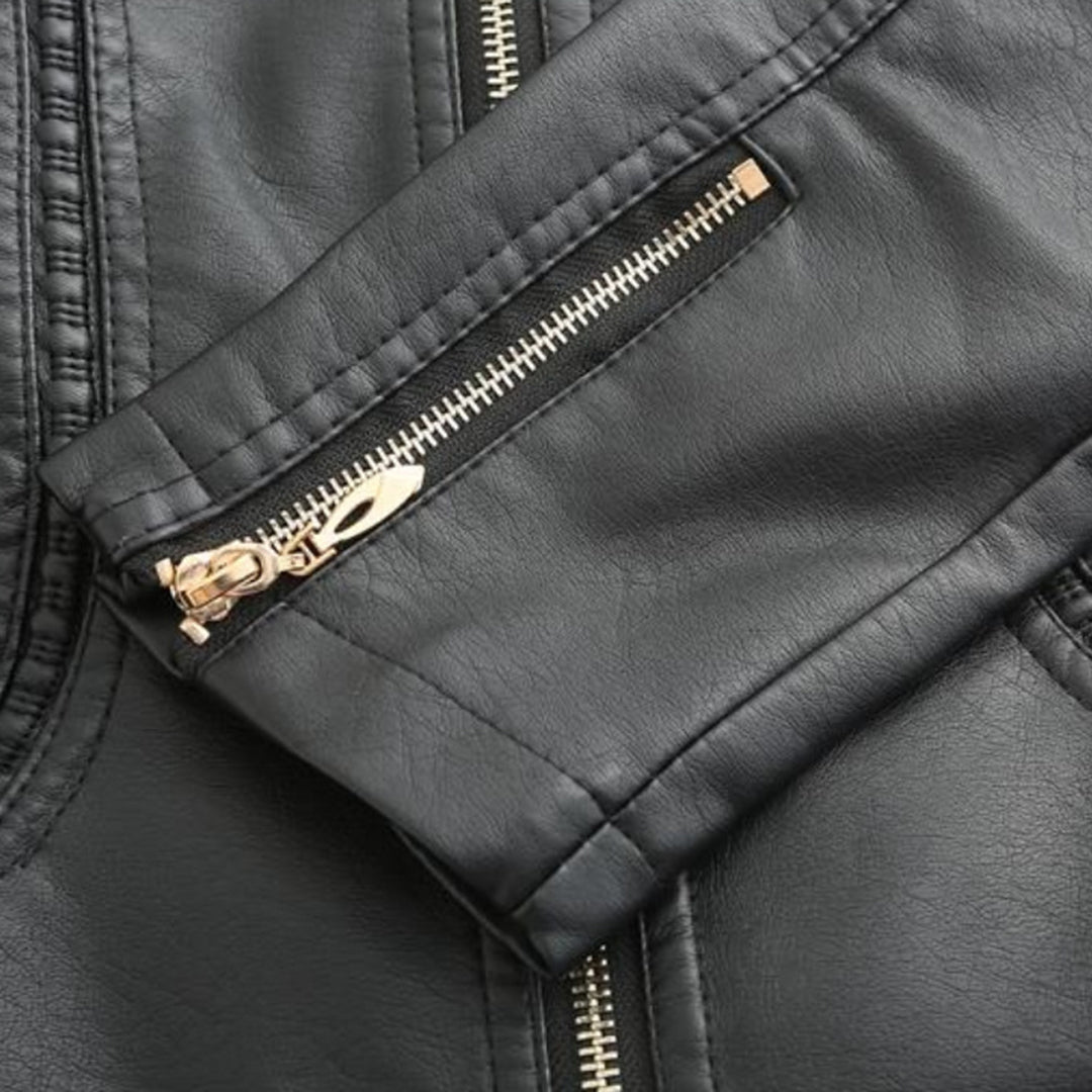 Carla Giacca Biker Donna Cropped – Bunda z ekologické kůže s vysokým límcem a prošívanými detaily