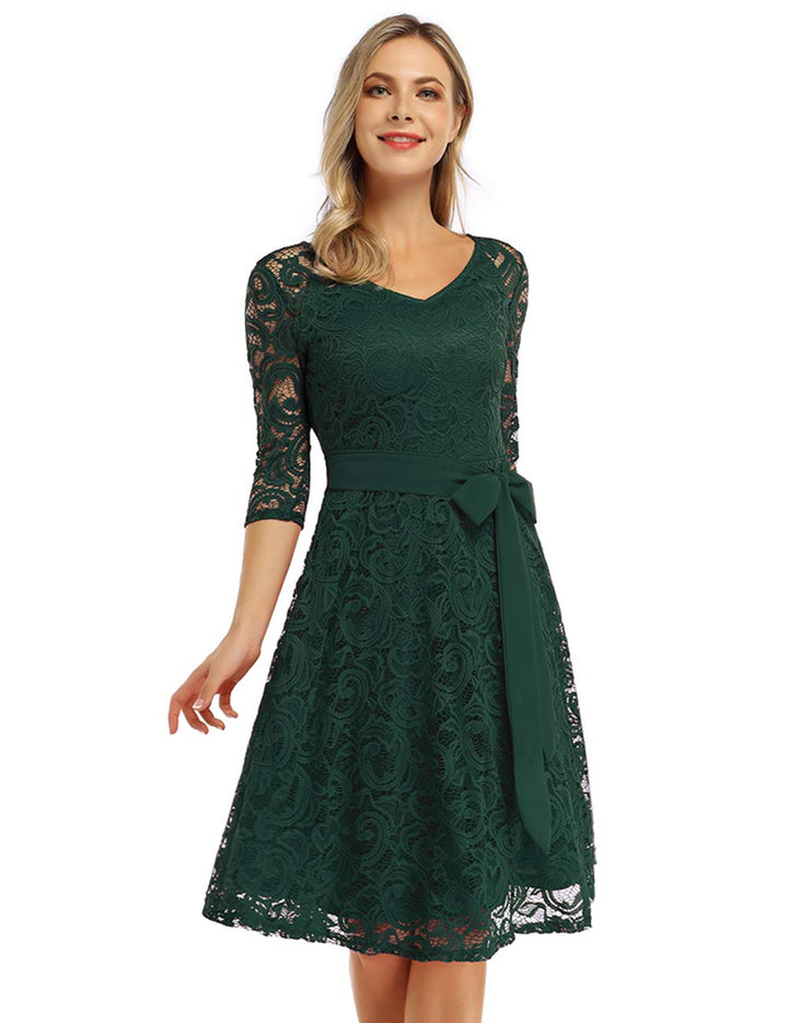 Růžové elegantní dámské šaty z krajky – výstřih do V, délka po kolena a vintage styl