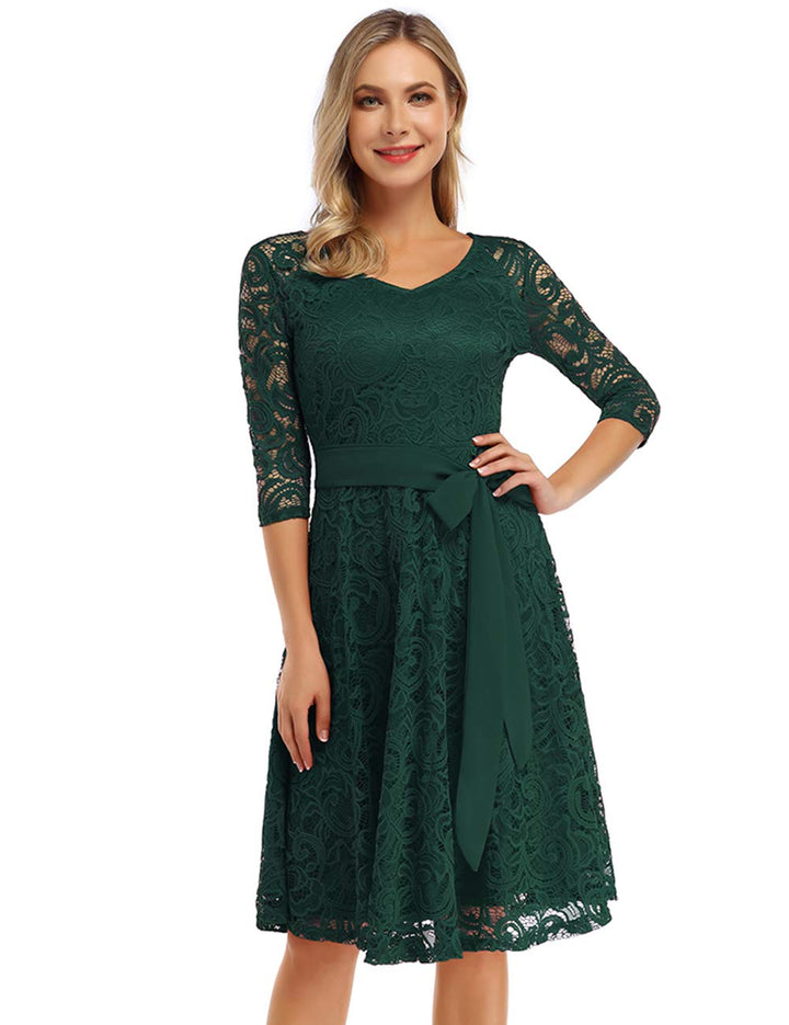 Růžové elegantní dámské šaty z krajky – výstřih do V, délka po kolena a vintage styl