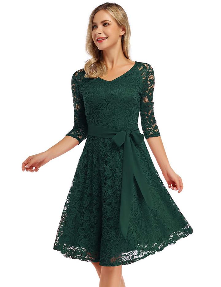 Růžové elegantní dámské šaty z krajky – výstřih do V, délka po kolena a vintage styl