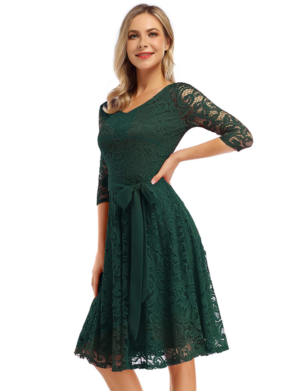 Růžové elegantní dámské šaty z krajky – výstřih do V, délka po kolena a vintage styl