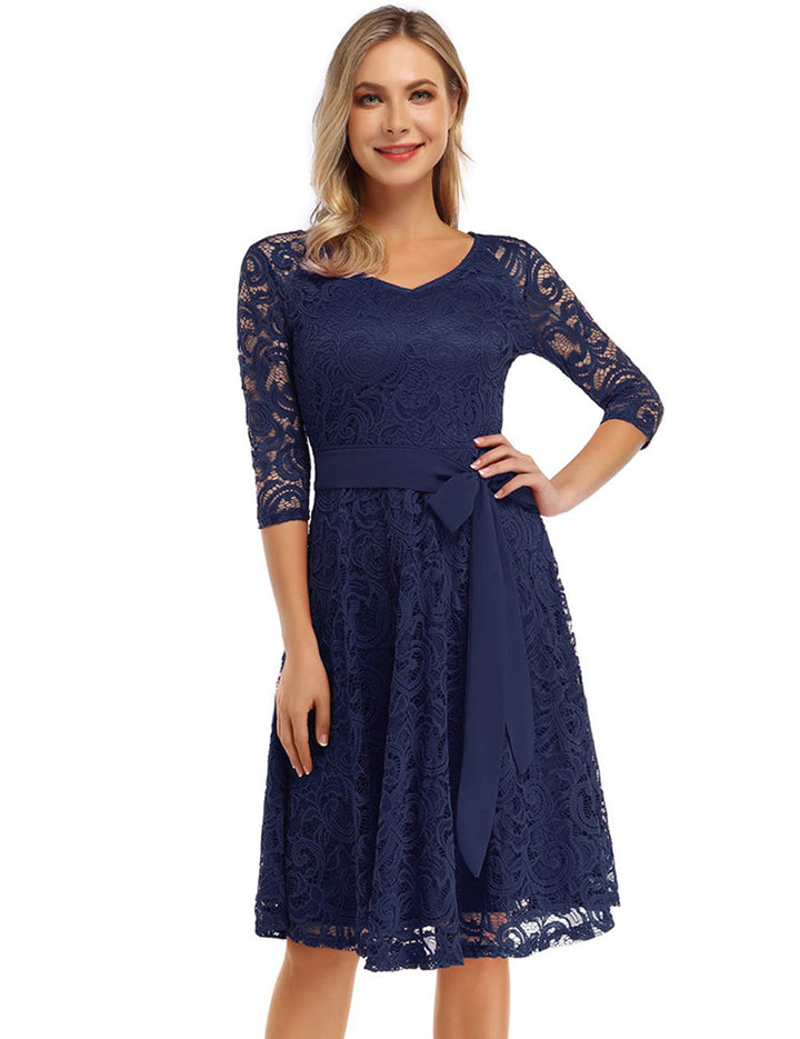 Růžové elegantní dámské šaty z krajky – výstřih do V, délka po kolena a vintage styl