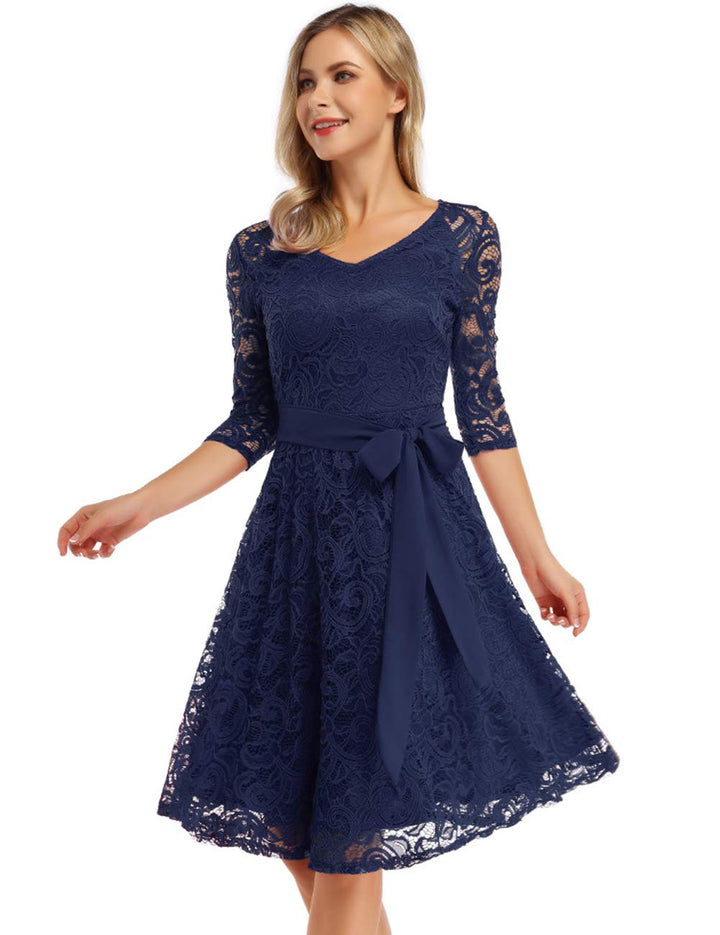 Růžové elegantní dámské šaty z krajky – výstřih do V, délka po kolena a vintage styl