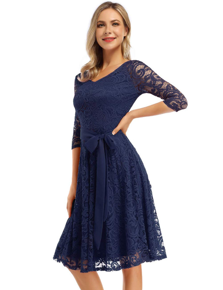 Růžové elegantní dámské šaty z krajky – výstřih do V, délka po kolena a vintage styl