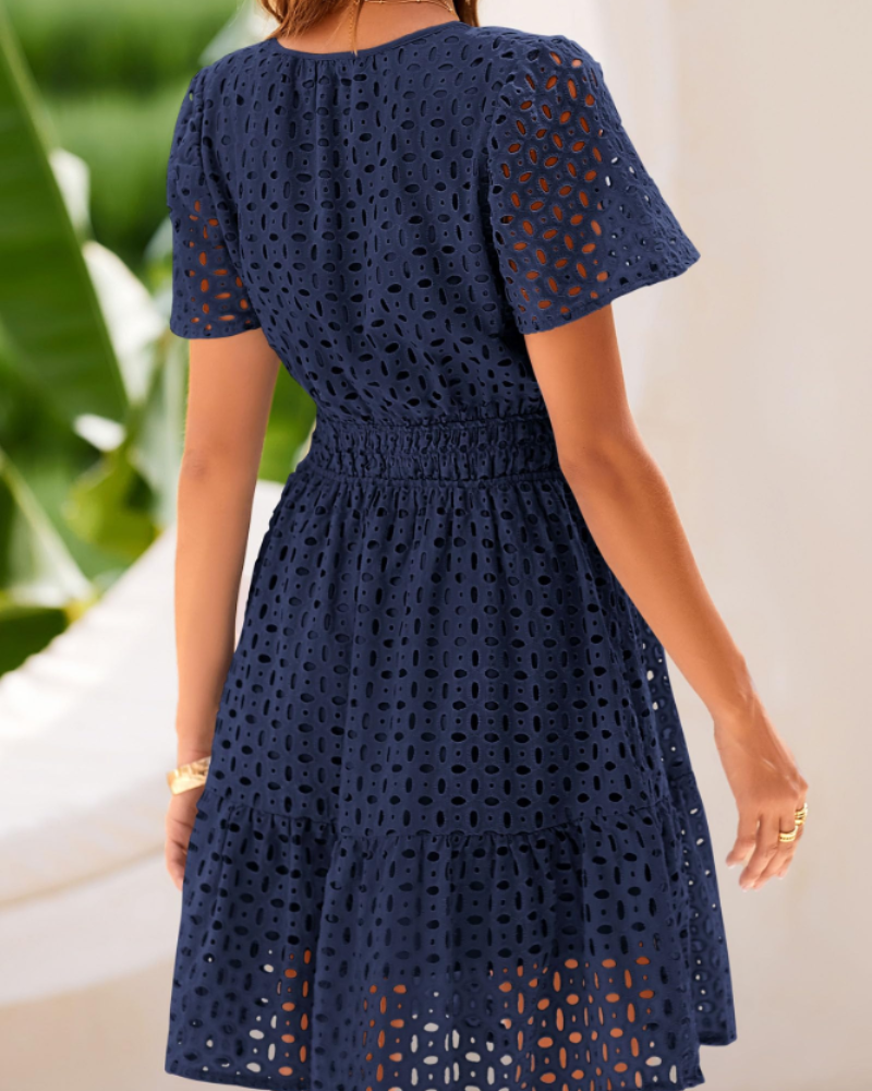 Herra Robe Courte Femme – Dentelle Sangallo, Décolleté en V & Robe Trapèze avec Volants