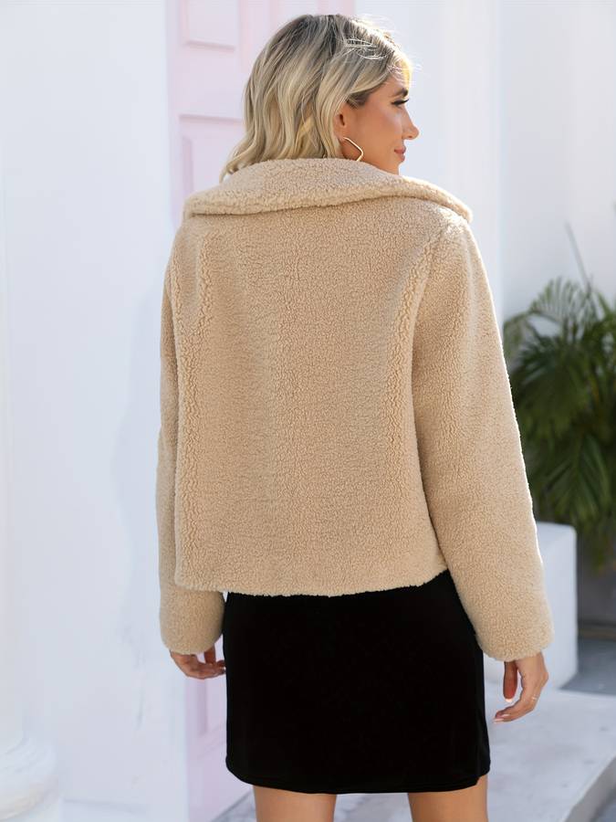 Noemi Giacca Teddy Dame – Kort Blød Frakke med Spænde og Elegant Design