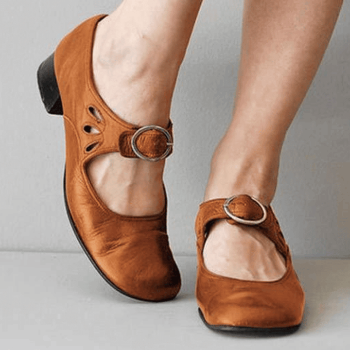 Skórzane buty damskie na obcasie | Z detalem klamry