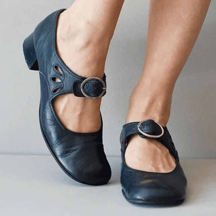 Skórzane buty damskie na obcasie | Z detalem klamry