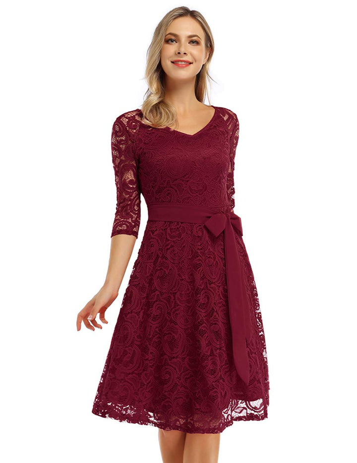 Růžové elegantní dámské šaty z krajky – výstřih do V, délka po kolena a vintage styl