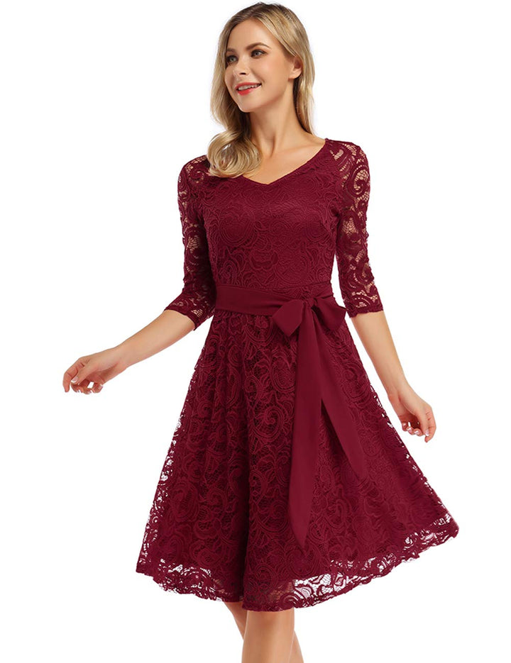 Růžové elegantní dámské šaty z krajky – výstřih do V, délka po kolena a vintage styl