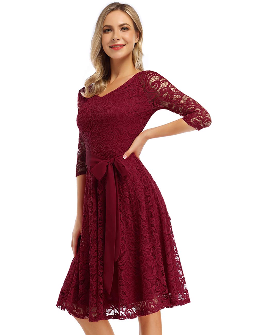 Růžové elegantní dámské šaty z krajky – výstřih do V, délka po kolena a vintage styl