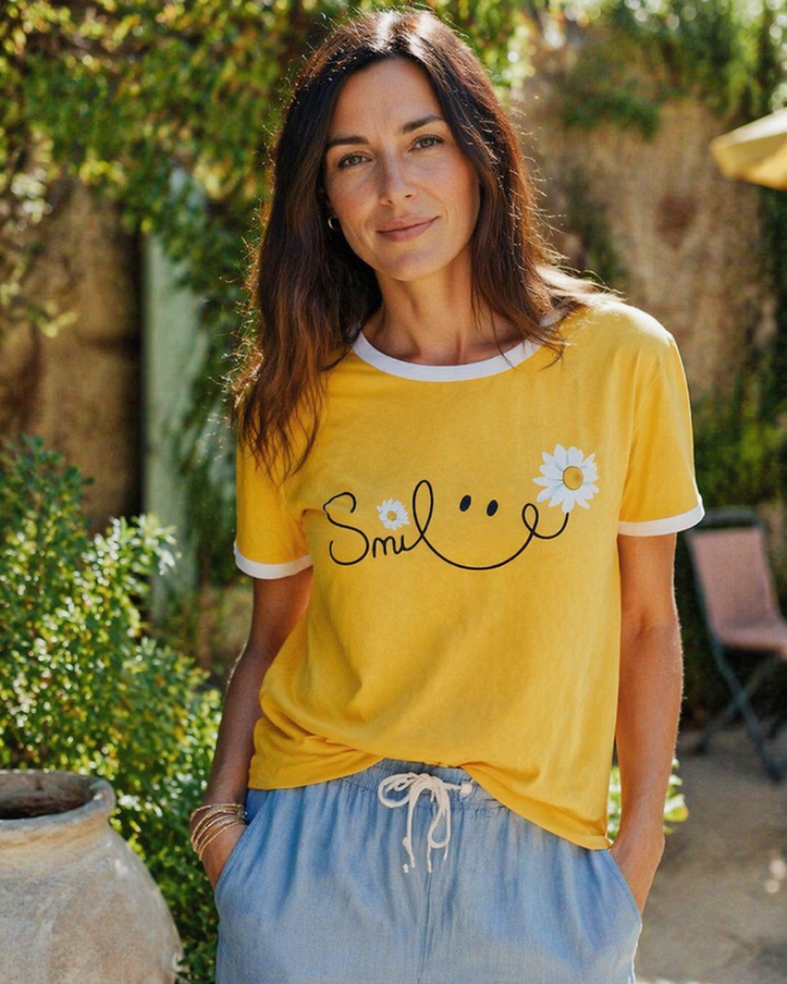 Tricou Enola pentru femei casual – top de vară cu guler rotund, imprimeu cu margarete zâmbitoare, mâneci scurte